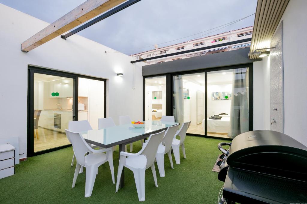 Uno spazio esterno moderno e accogliente, ideale per eventi sociali o riunioni di famiglia.