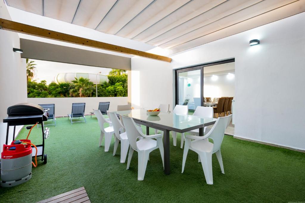 Uno spazio esterno moderno e accogliente, ideale per eventi sociali o riunioni di famiglia.