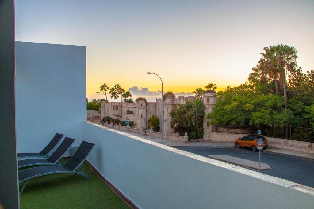 Un ambiente residenziale o alberghiero al tramonto.
