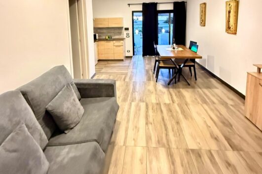 Un appartamento moderno e accogliente con un open space.