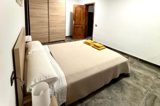 Una camera da letto moderna e minimalista.