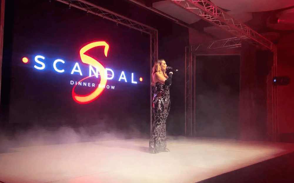 Un set vibrante tratto dallo "Scandal Dinner Show".